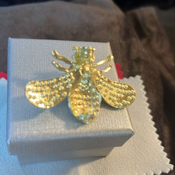 Crystal Bee with Pearl in Goldtone Brooch - Picture 5 of 7